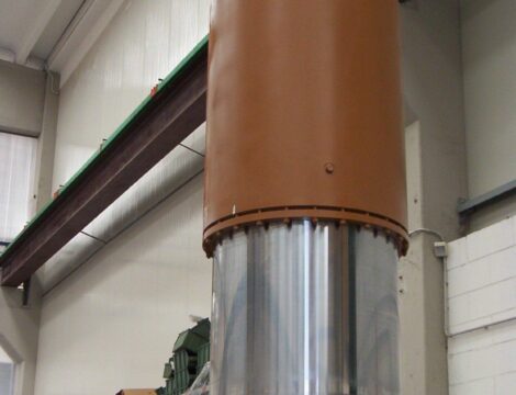 Цилиндр подъема свода. Внутренний диаметр цилиндра 700 мм. Ход 725 мм. Рабочее давление 140 бар.