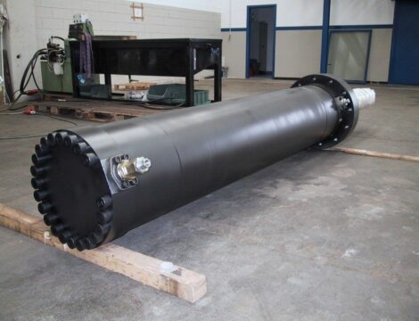 Scalper cylinder. Bore 400 mm. Stroke 2050 mm. Working pressure 360 bar.