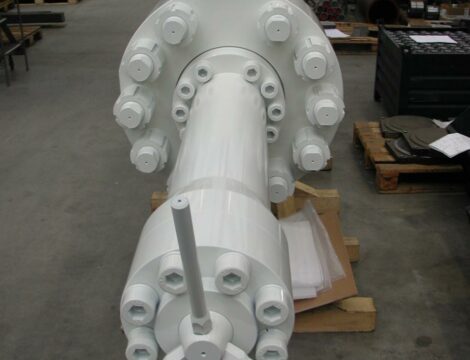 Cylinder with stroke adjustment for 3000 tonne horizontal press.