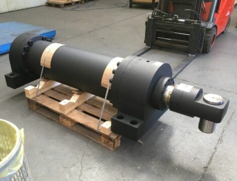 Pusher cylinder for push fork. Bore 280 mm. Stem 200 mm. Stroke 1800 mm. Working pressure 250 bar.