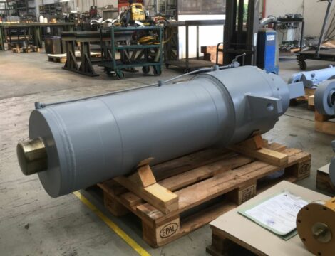 Plunging cylinder. Bore 330 mm. Stroke 1000 mm. Working pressure 160 bar.